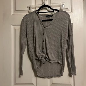 gray ribbed top, small long sleeve